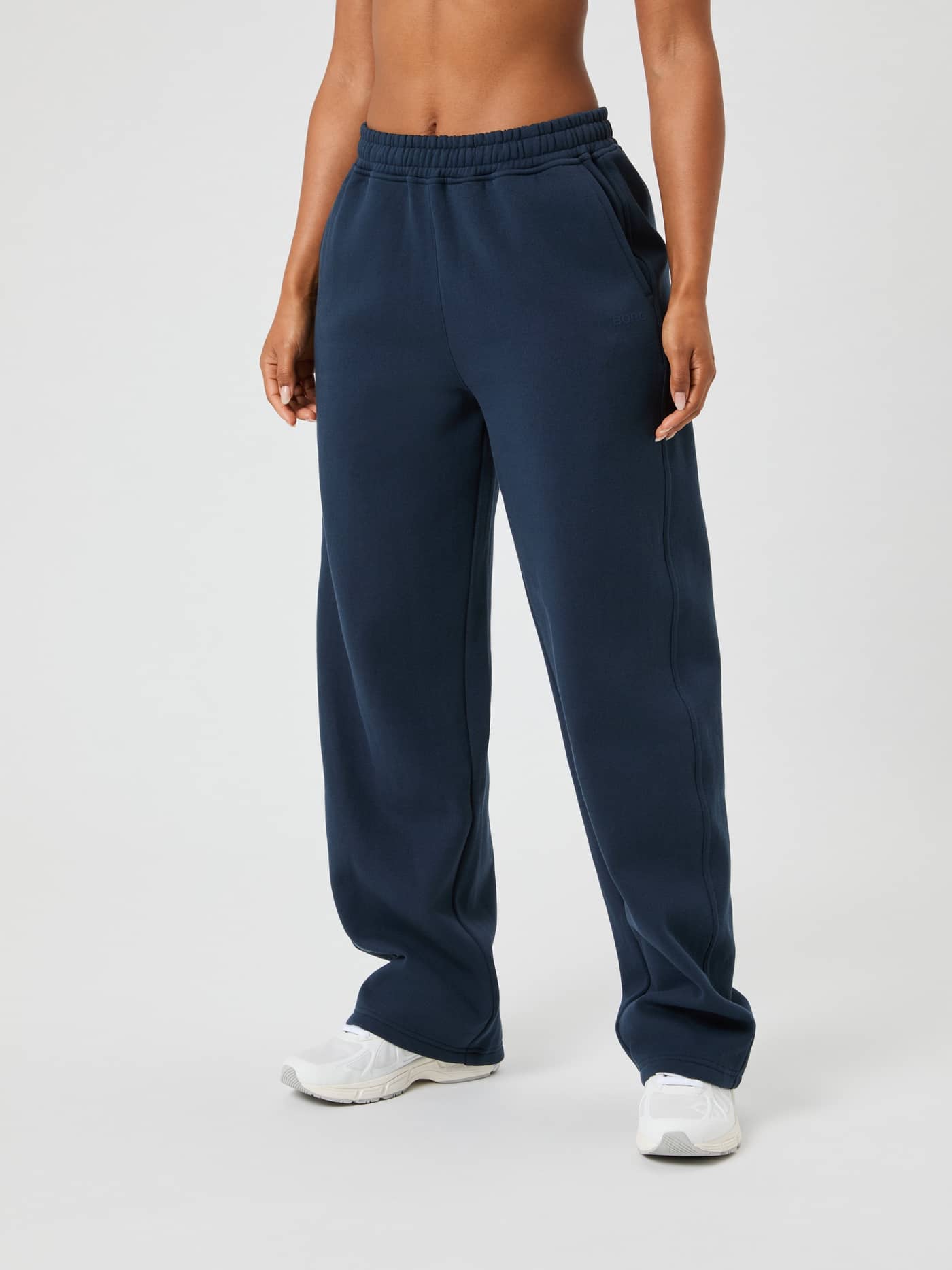 Björn Borg Studio Oversized Straight Sweatpants i Outerspace (Blå) för dam sedda framifrån, perfekt för studioträning. - Image 1