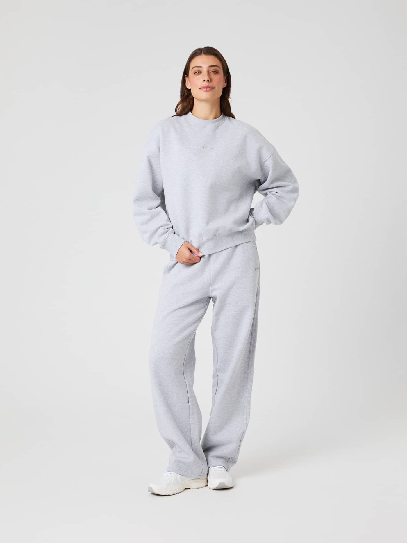 Studio Oversized Straight Sweatpants in Light Grey Melange (Grijs) met een bijpassend sweatshirt en oversized pasvorm. - Image 3