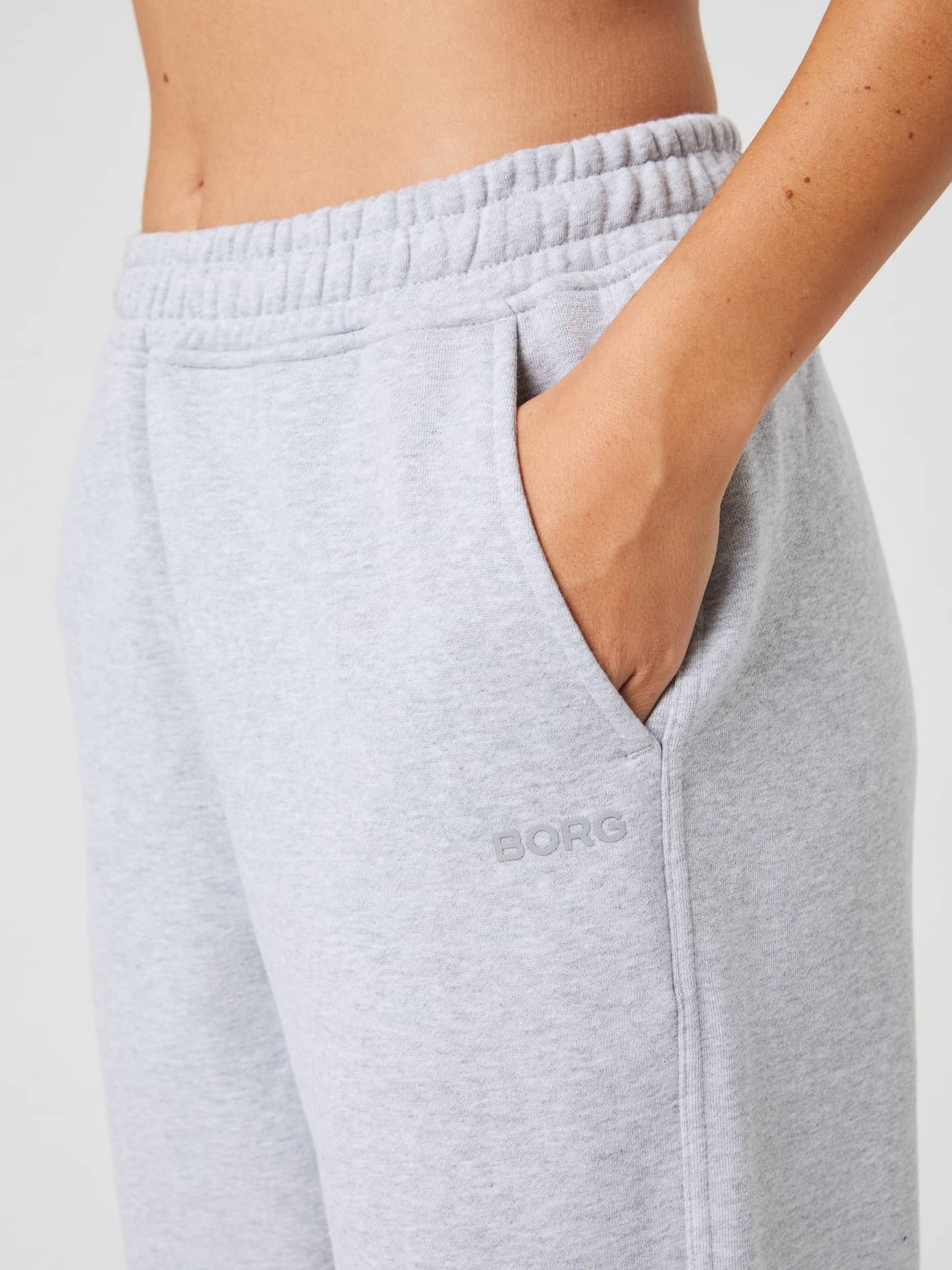 Studio Oversized Straight Sweatpants in Light Grey Melange (Grijs) met een close-up van de zak en grijs geborduurd BORG-logo. - Image 4