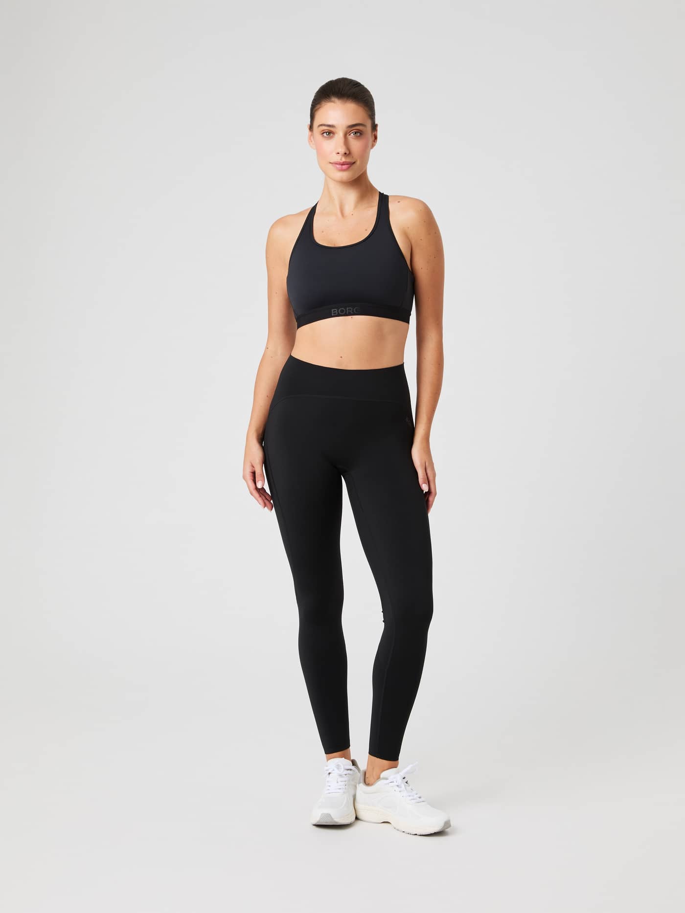 Vue de face d'une femme portant le Borg Low Support Sports Bra en Noir, offrant une coupe élégante pour l'entraînement. - Image 3