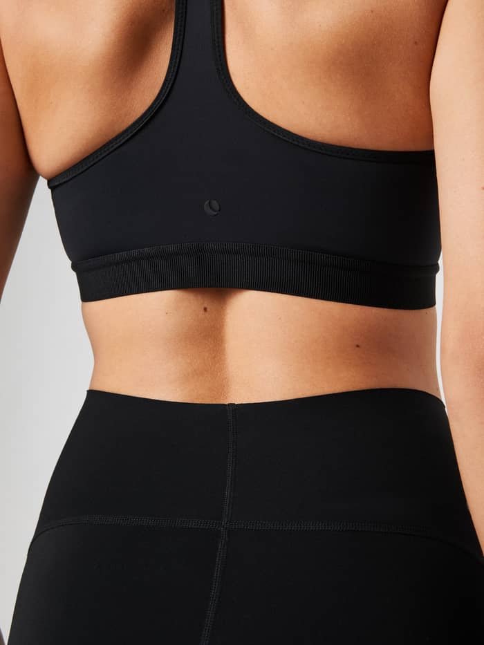 Närbild bakifrån på Borg Low Support Sports Bra i Black Beauty (Svart) för träning med en präglad logotyp. - Image 2