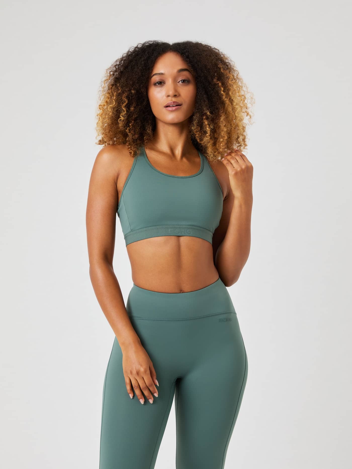Vue de face d'une femme en Borg Low Support Sports Bra Balsam Green (Vert), coupe élégante pour l'entraînement. - Image 1