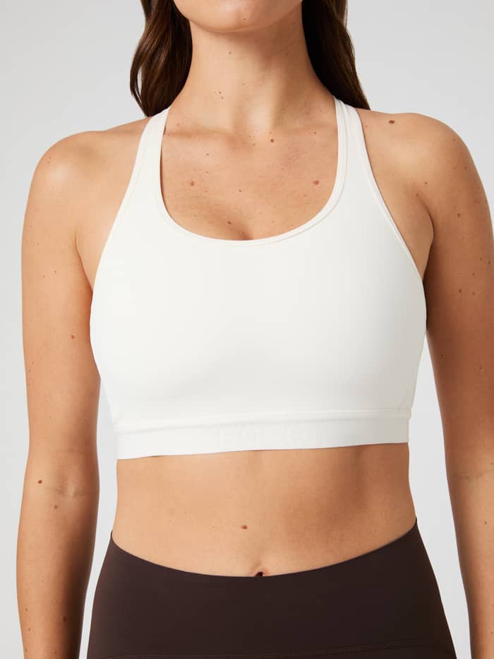 Modell framifrån i Borg Low Support Sports Bra i Tofu (Vit) med en snygg passform för träning. - Image 4