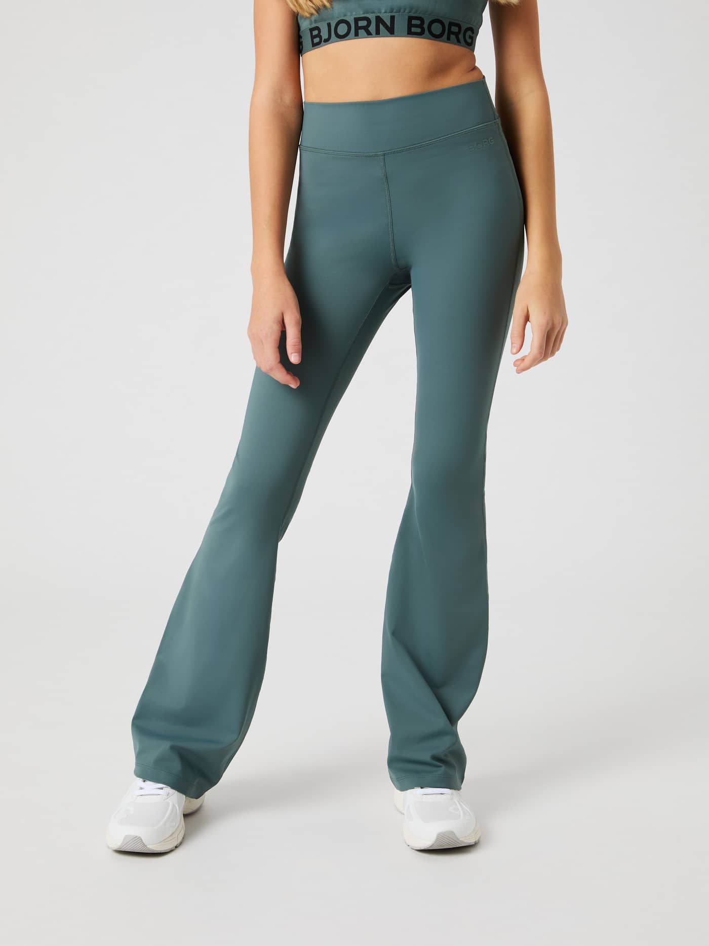 Vorderansicht eines Models in den Borg Flare Leggings für kids in Balsam Green (Grün) für flexibles Training. - Image 1