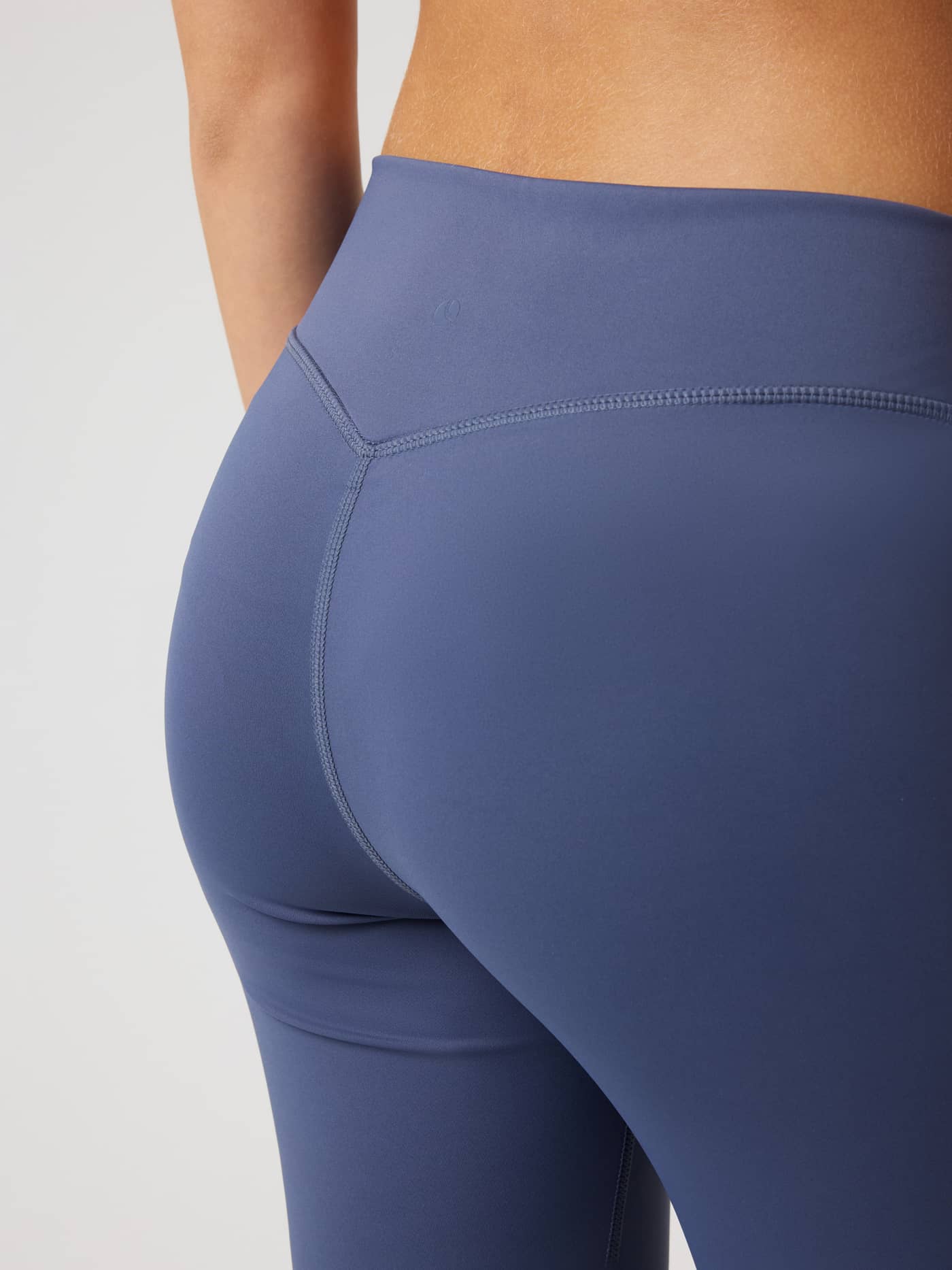Back view of kids Borg Flare Leggings in Nightshadow Blue (Blue) featuring a flexible, smooth fit for training. - Image 4