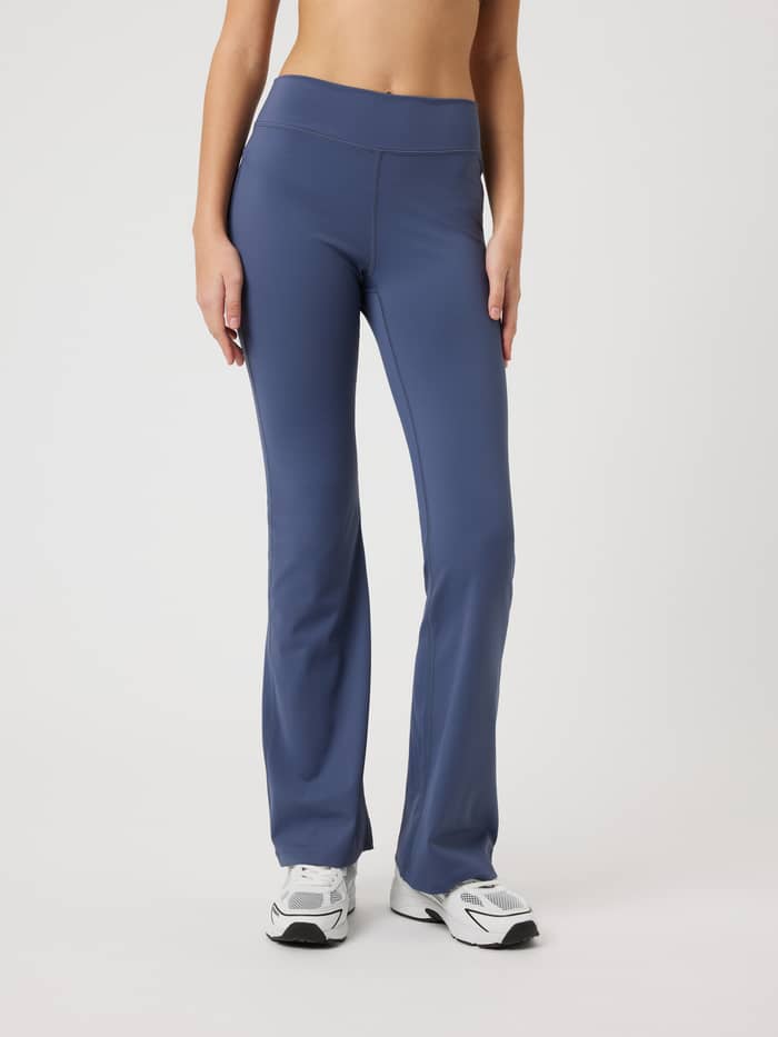 Borg Flare Leggings för kids i Nightshadow Blue (Blå) sedda framifrån med utsvängda ben för träning.