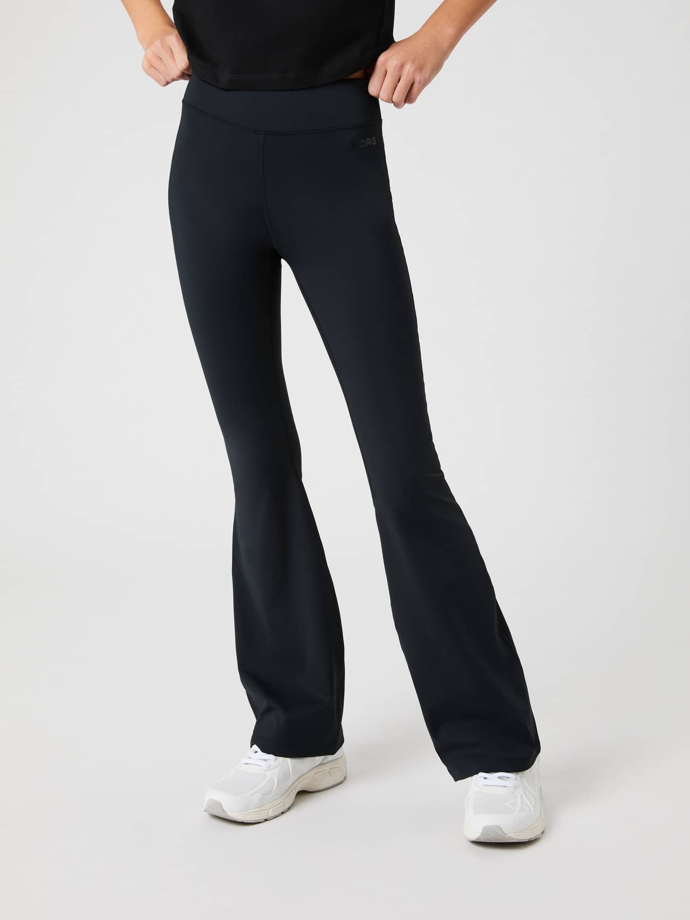 Vorderansicht von Kids in Black Beauty (Schwarz) Borg Flare Leggings mit ausgestelltem Bein und tonalem Logo zum Training. - Image 1