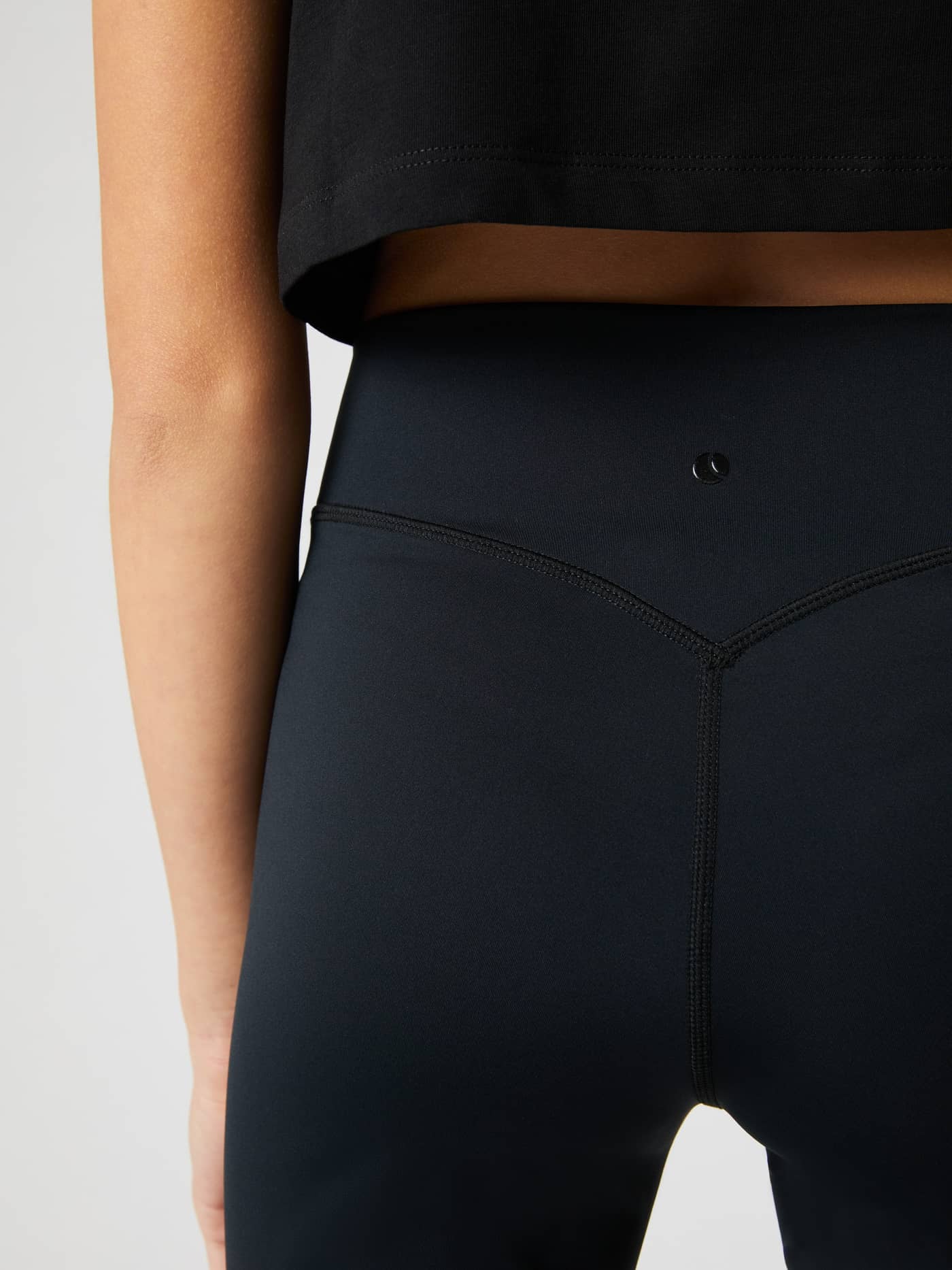 Borg Flare Leggings i Black Beauty (Sort) set bagfra på kids med en stilfuld V-formet talje til træning. - Image 4