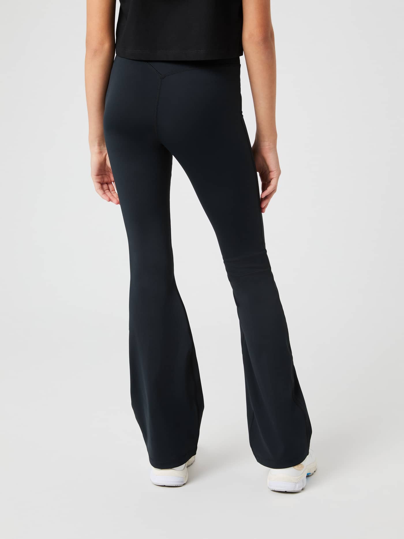 Borg Flare Leggings til kids i Black Beauty (Sort) set bagfra med en udsvajet pasform til træning. - Image 2