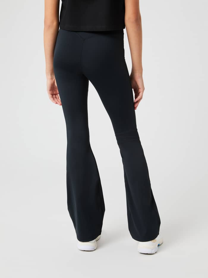 Rückansicht von kids in den Borg Flare Leggings in Black Beauty (Schwarz) mit Flare-Fit für Training-Performance. - Image 2