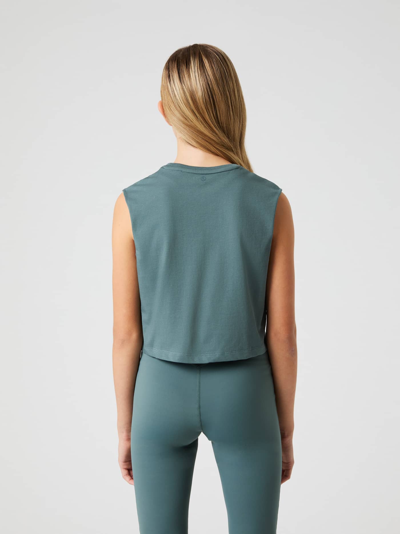 Rückansicht eines Kids im Borg Cropped Tank Top in Balsam Green (Grün) für das Training mit sportlichem Fit. - Image 2