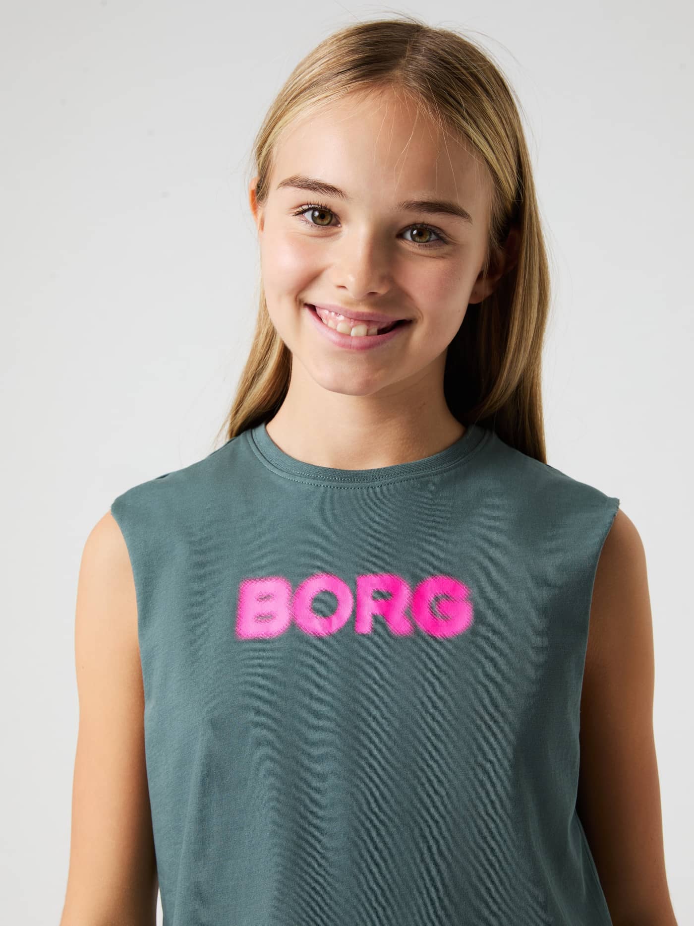 Vorderansicht von Kids im Balsam Green (Grün) Borg Cropped Tank Top mit leuchtend pinkem Brustlogo für das Training. - Image 4