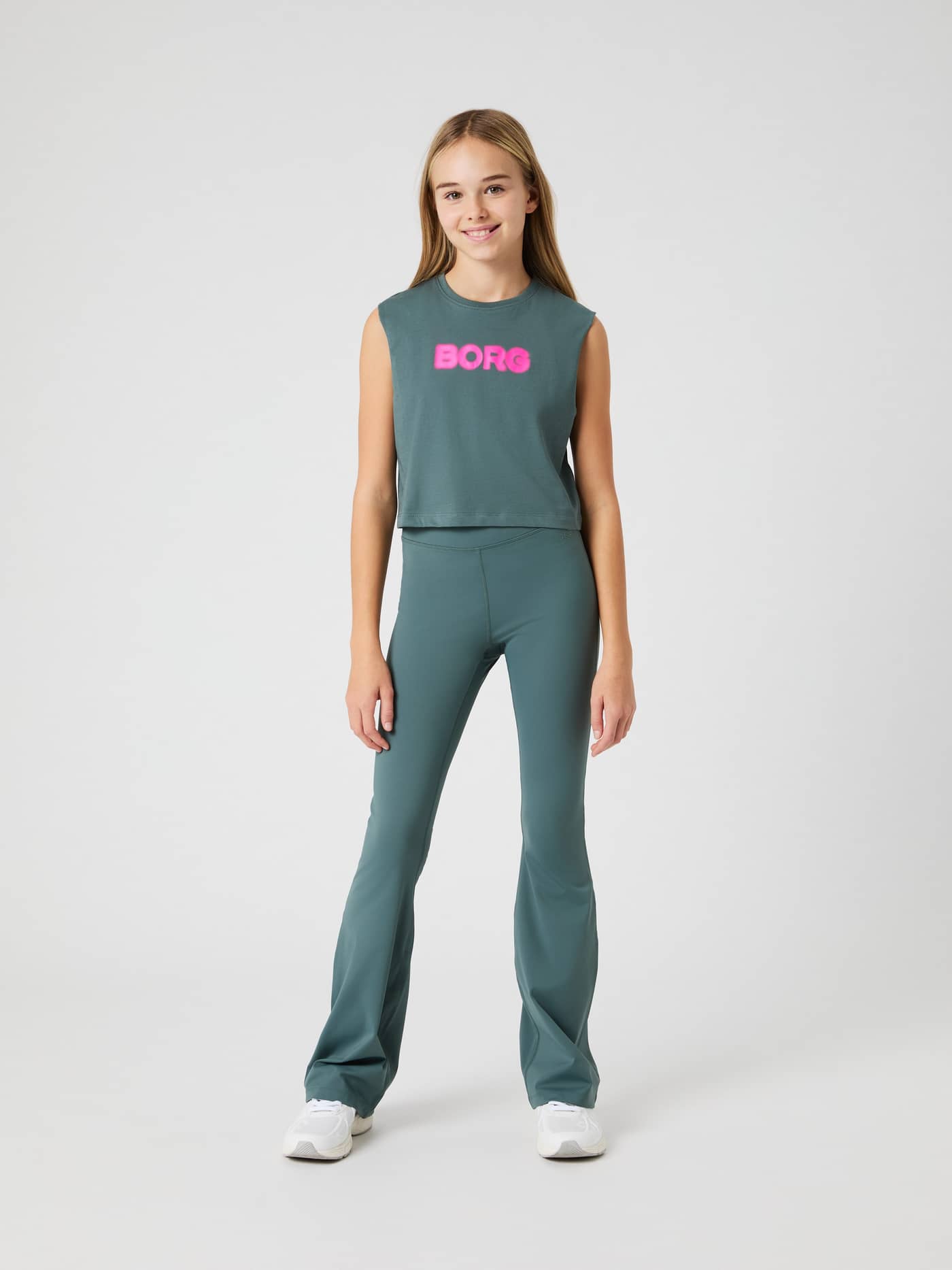 Ganzkörperansicht eines Mädchens im Borg Cropped Tank Top in Balsam Green (Grün) für Kids-Training mit pinkem BORG-Logo. - Image 3