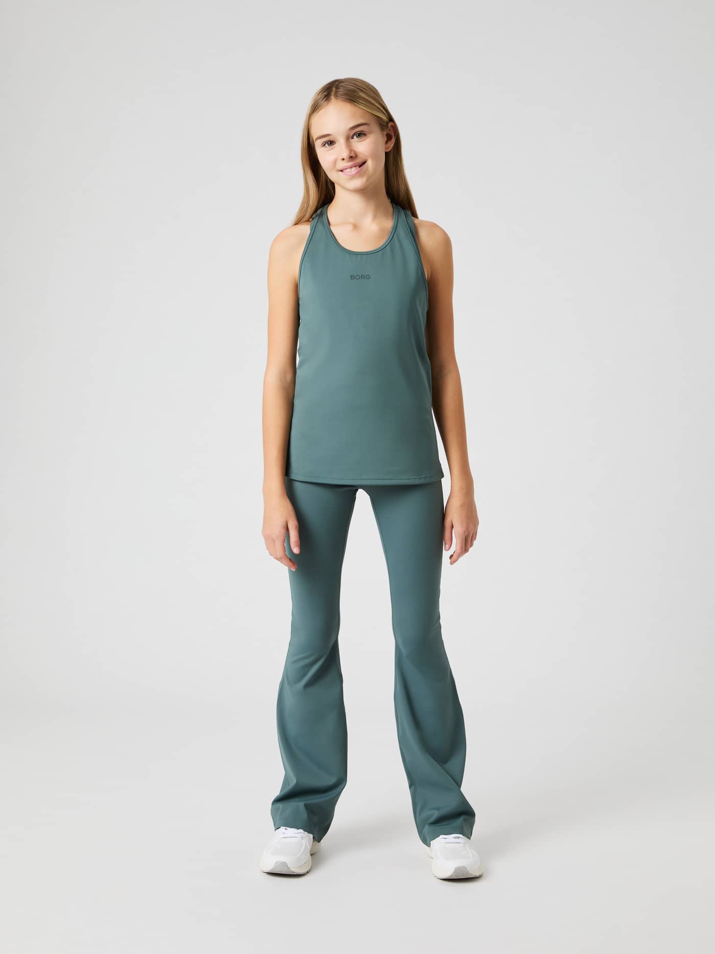 Ganzkörper-Vorderansicht eines Kindes im Borg Racerback Tank Top in Balsam Green (Grün) mit stylishem Training-Fit. - Image 3