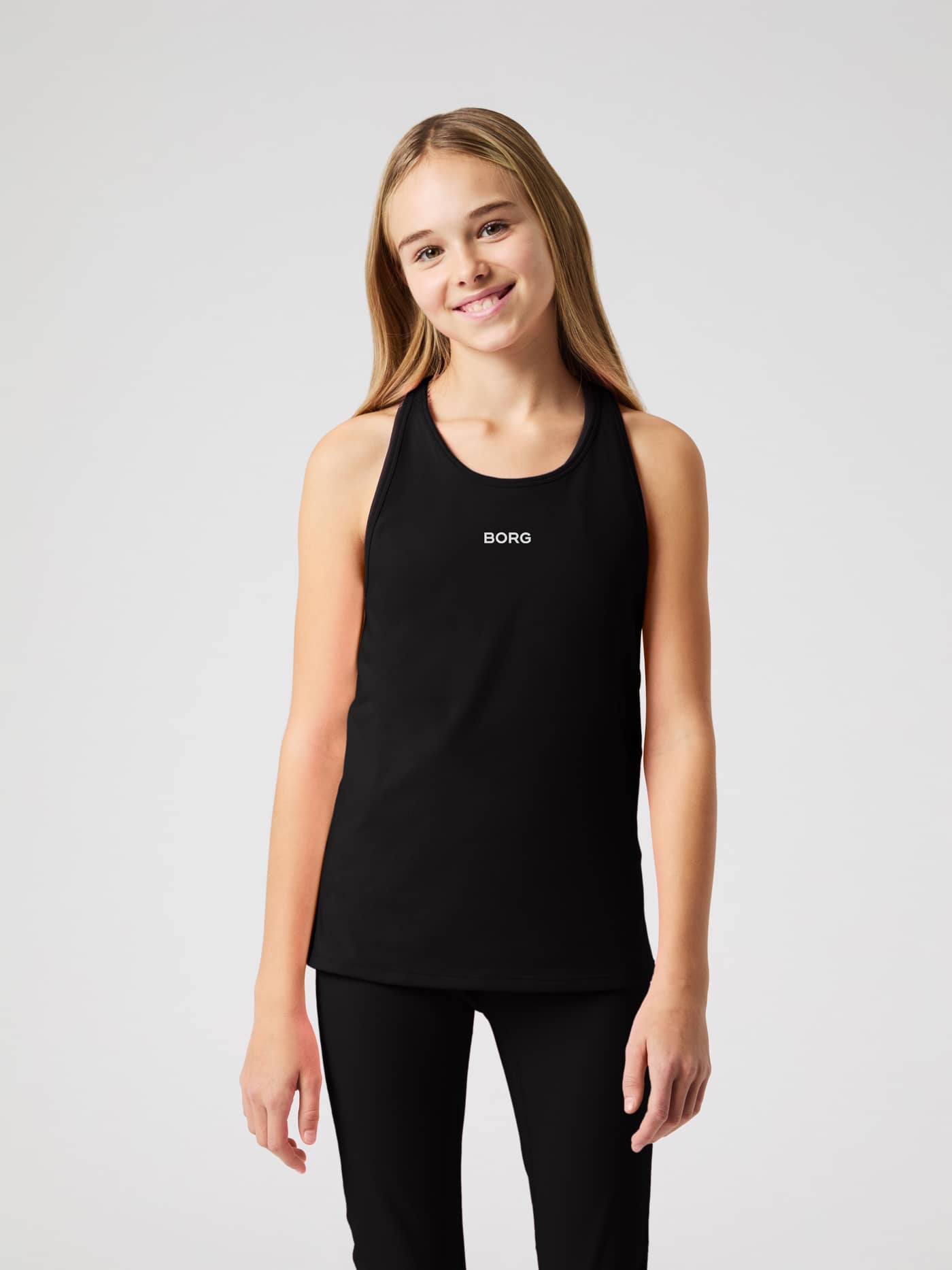 Borg Racerback Tank Top i Black Beauty (Svart) sett forfra på jente, treningstopp for kids med hvit logo. - Image 1