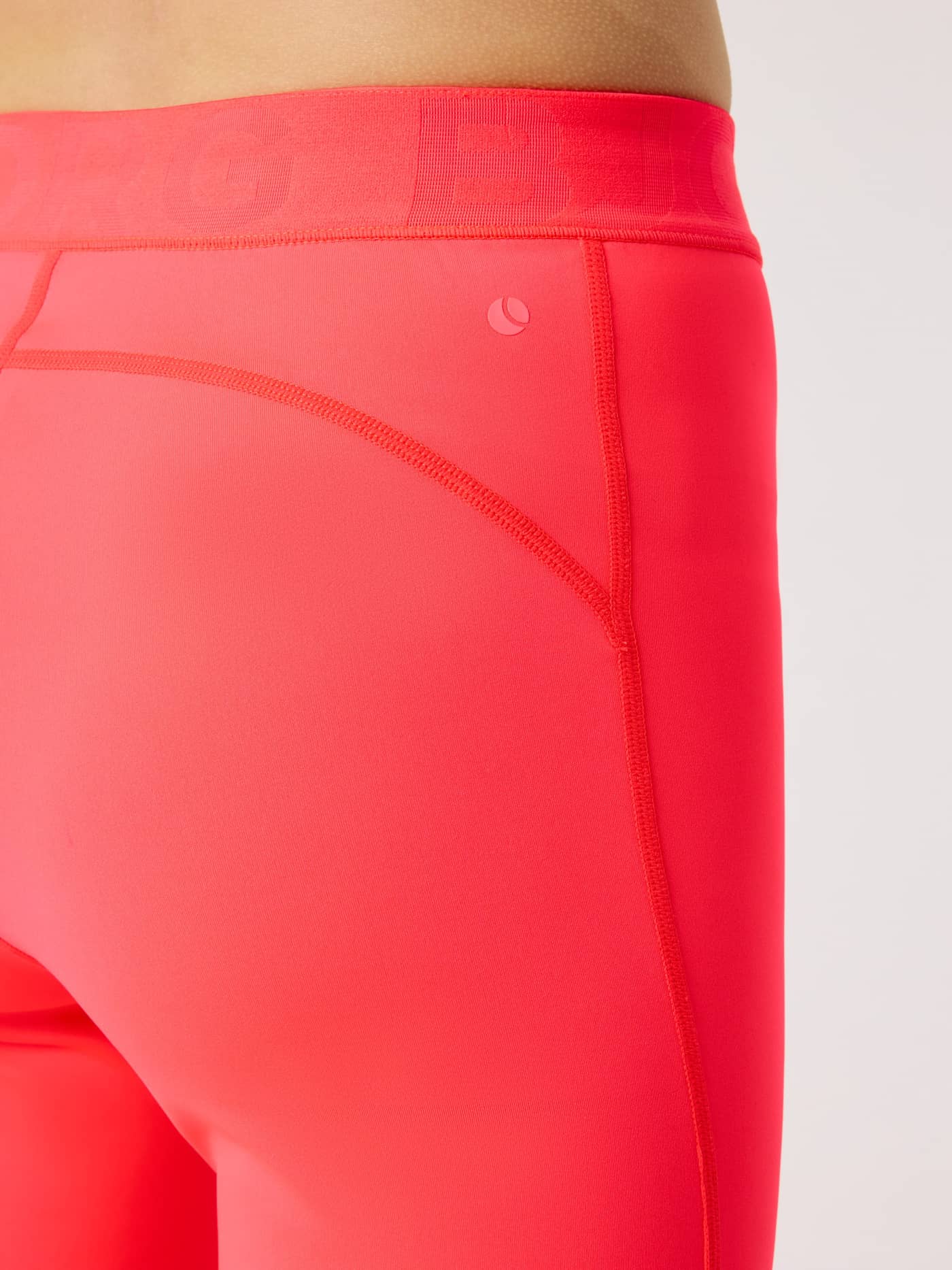 Primer plano de Borg Leggings para kids en Diva Pink (Rosa) con cintura con logo y logo rosa para entrenamiento. - Image 4