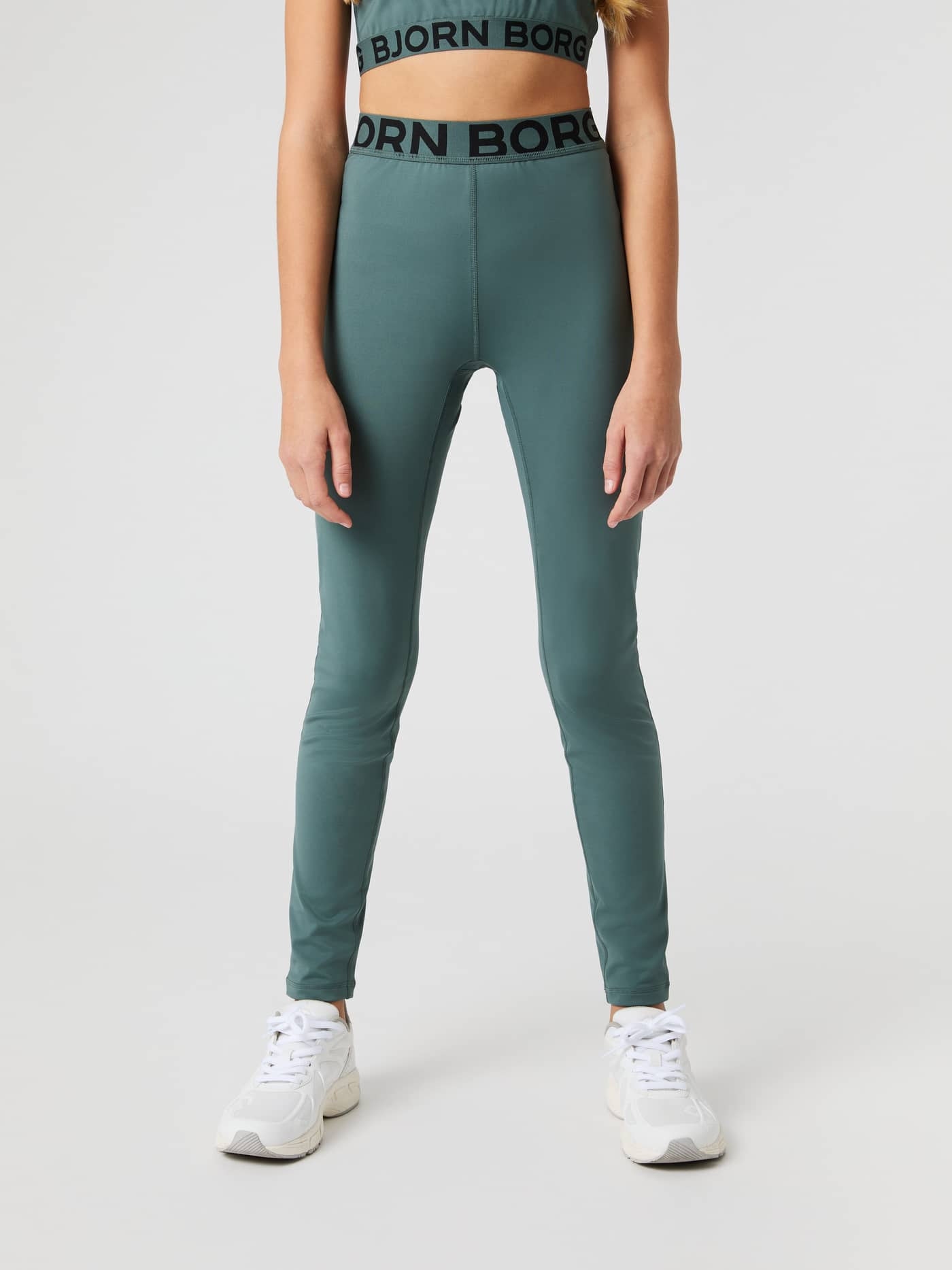 Borg Träningsleggings för barn i Balsam Green (Grön) sedda framifrån med performance fit och svart logomärkt midjeband. - Image 1