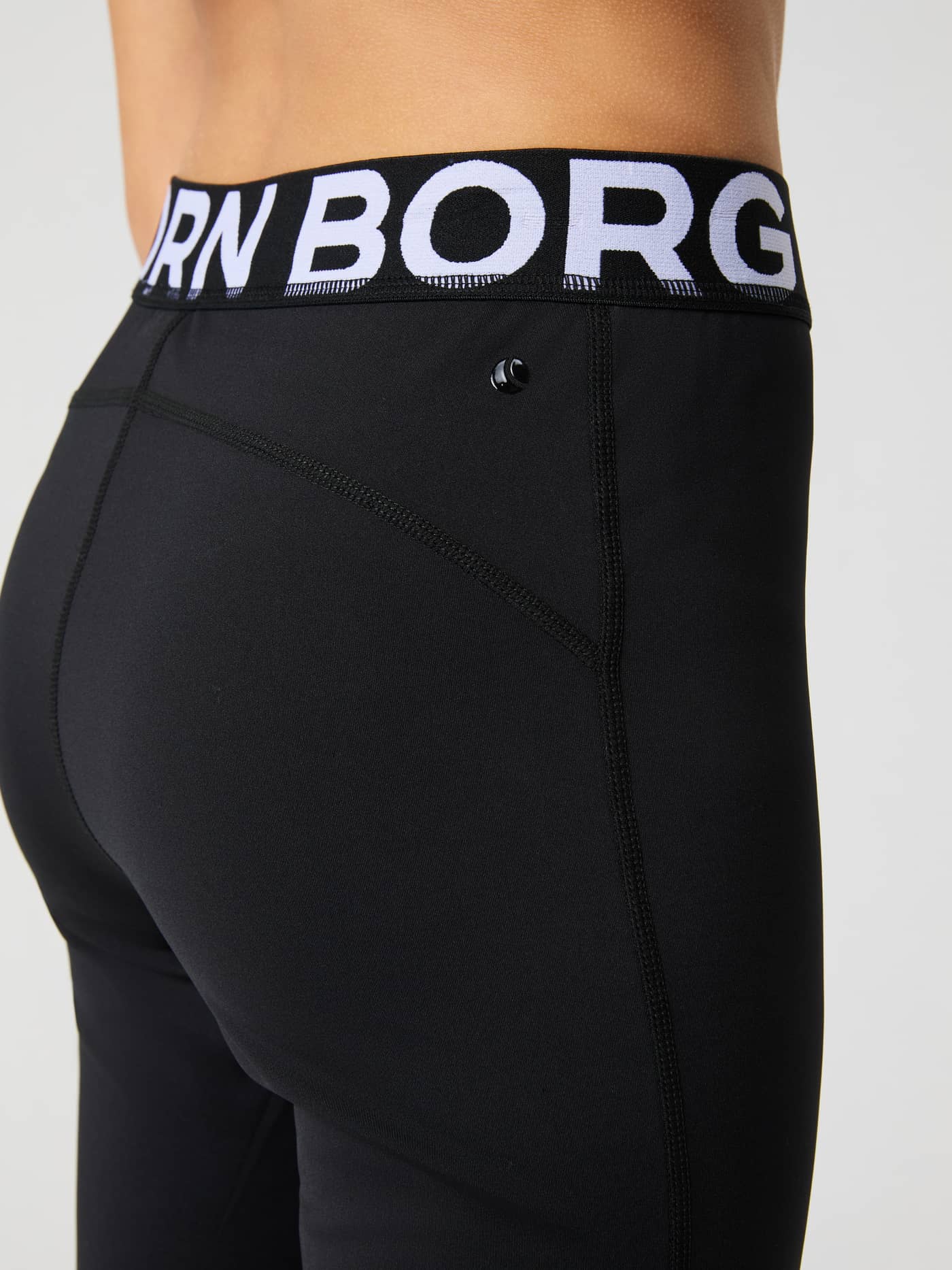 Gros plan des Borg Leggings pour kids en Black Beauty (Noir) avec une taille à logo pour le style et l'entraînement. - Image 4