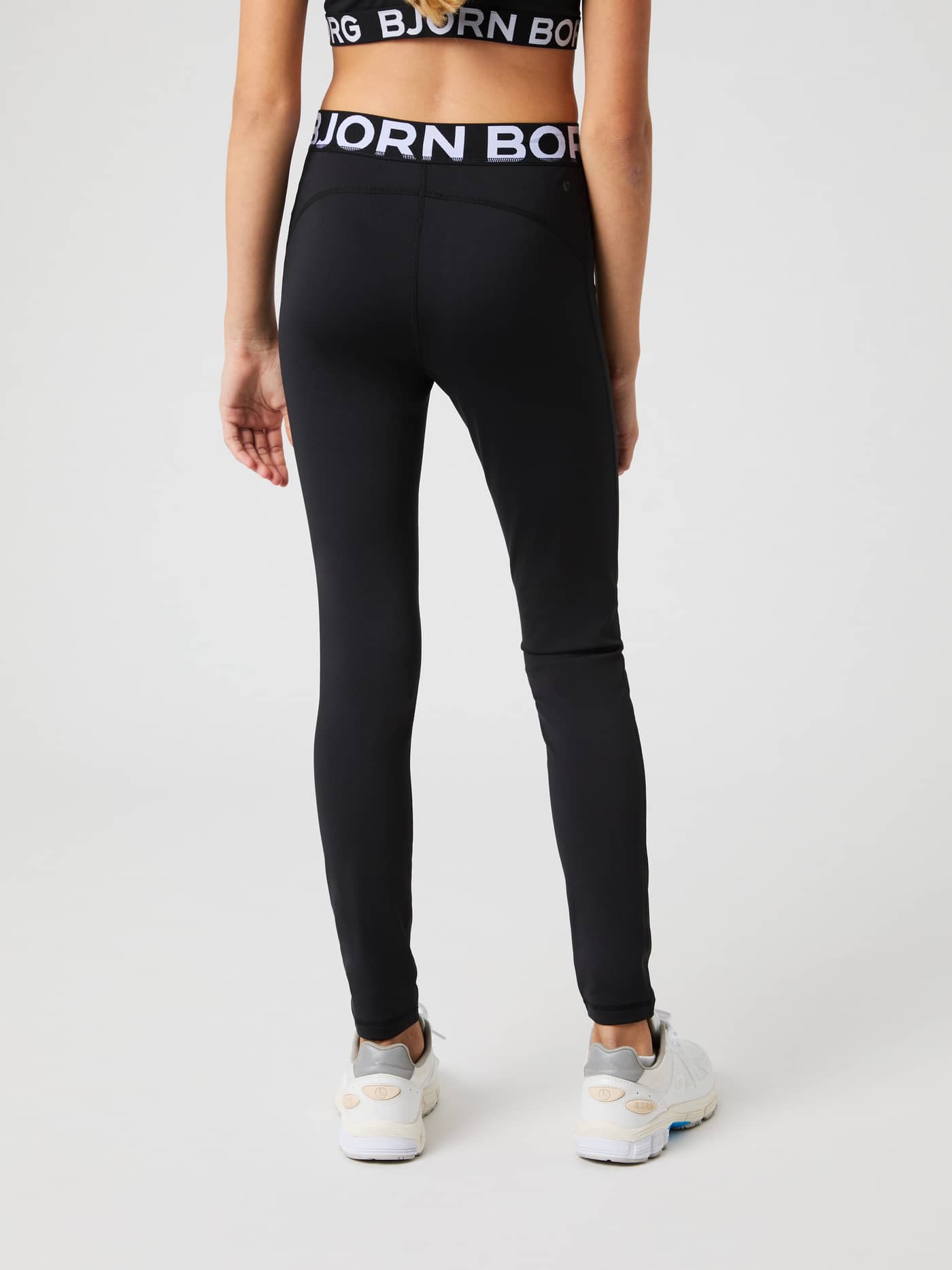 Vue de dos d'une fille en Borg Leggings Black Beauty (Noir), offrant une coupe flexible pour l'entraînement des kids. - Image 2