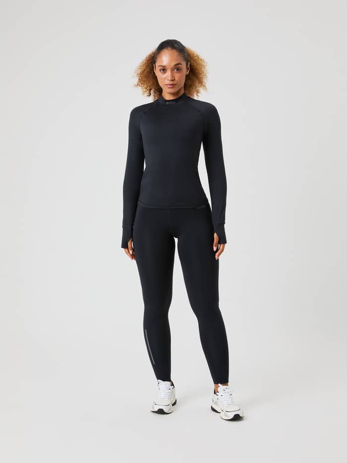 Borg Performance Brushed Mockneck in Black Beauty (Zwart), stijlvolle pasvorm voor hardlopen met grijs logo, vooraanzicht. - Image 3