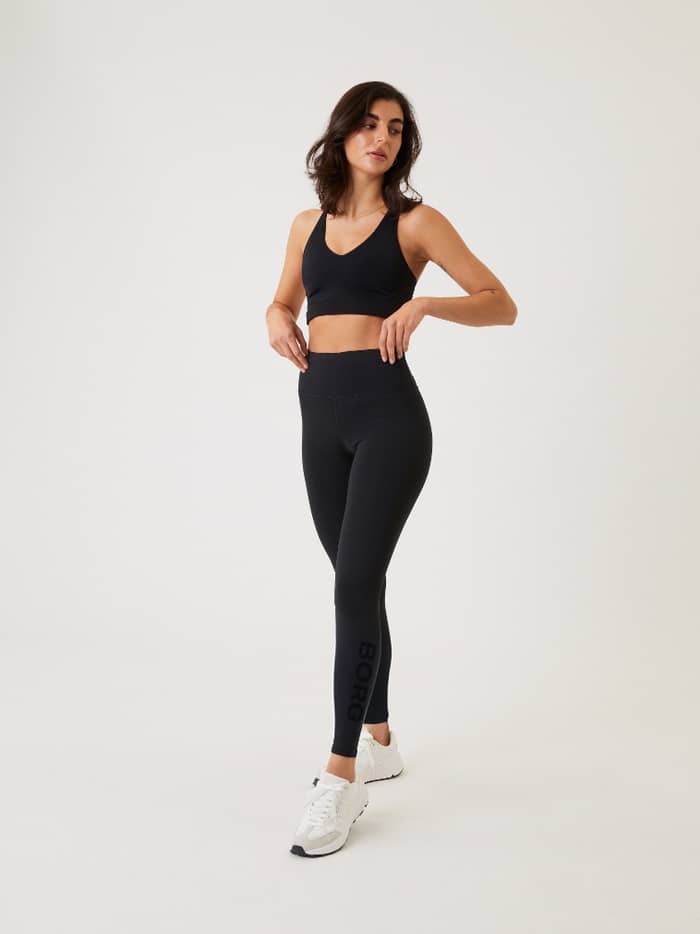 Ganzkörper-Vorderansicht eines Models in der Borg Logo Tights in Black Beauty (Schwarz) mit schwarzem Logo fürs Training. - Image 3