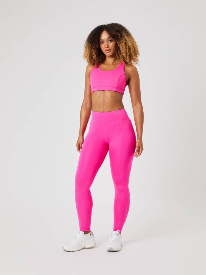 Ganzkörper-Vorderansicht eines Models in Borg Logo Tights in Pink Glo (Rosa) für einen stylishen Trainings-Fit. - Image 3