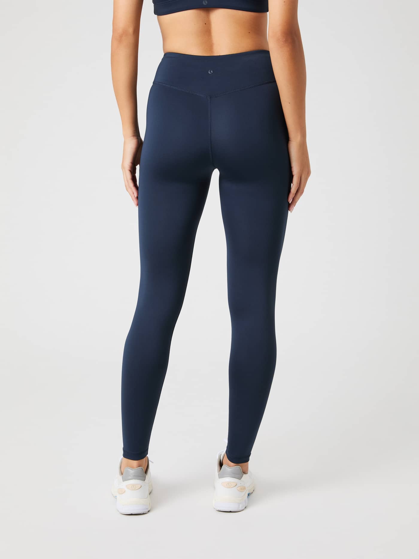 Vue de dos du Borg Logo Tights en Outerspace (Marine) avec logo gris, offrant une coupe idéale pour l'entraînement. - Image 2