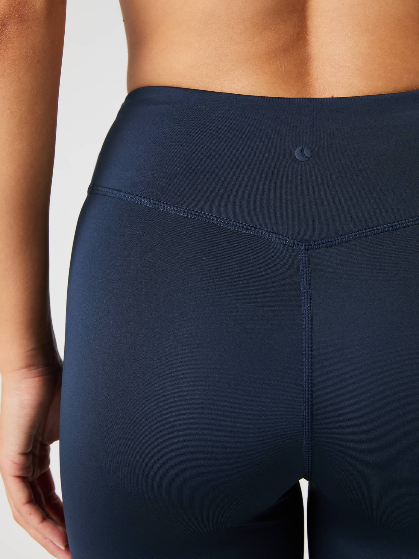 Vue de dos d'un mannequin portant le Borg Logo Tights en Outerspace (Marine), taille haute pour l'entraînement. - Image 4