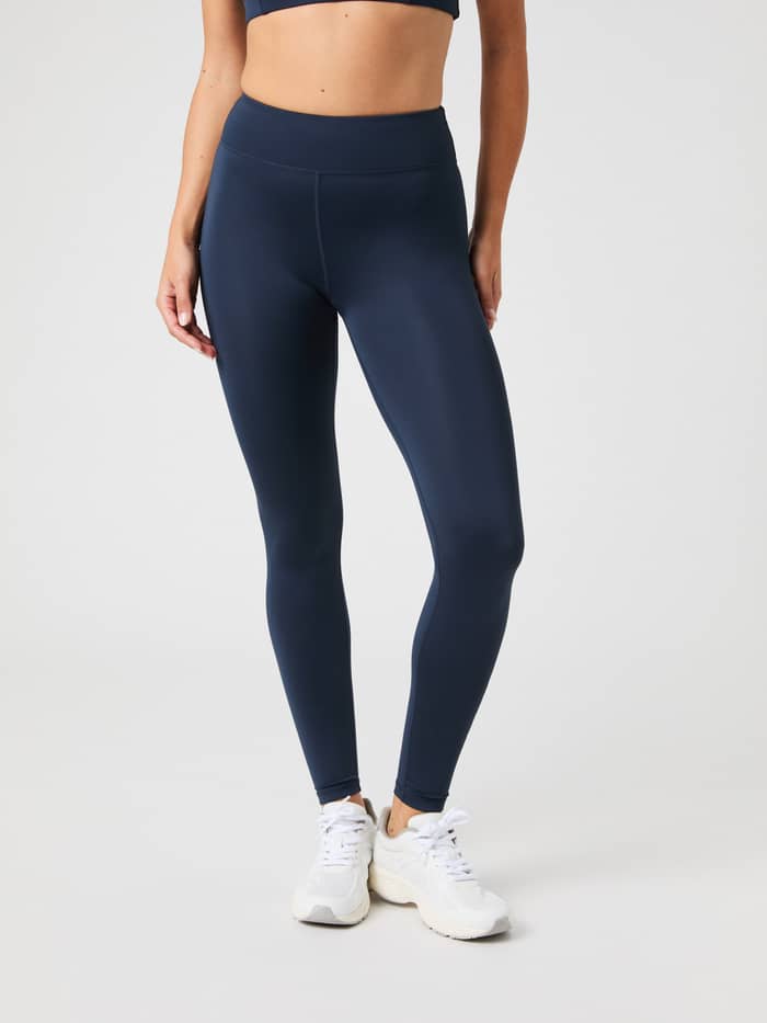 Modell framifrån i stödjande Borg Logo Tights i Outerspace (Marinblå) med stretch för träning.