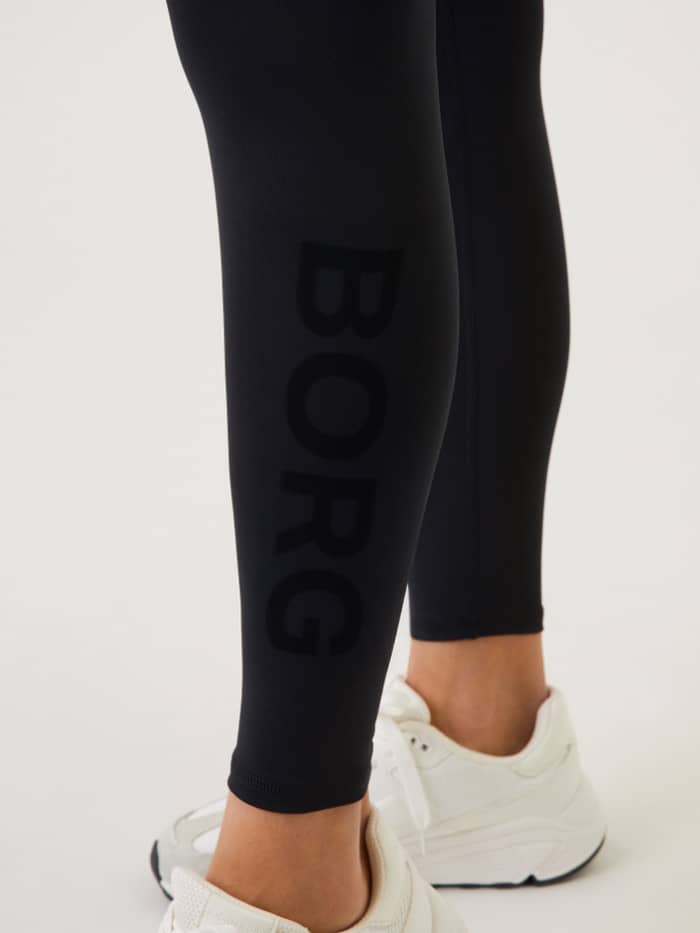 Nahaufnahme der Borg Logo Tights in Black Beauty (Schwarz) mit tonalem Logo, stilvollem Fit und Training-Performance. - Image 4