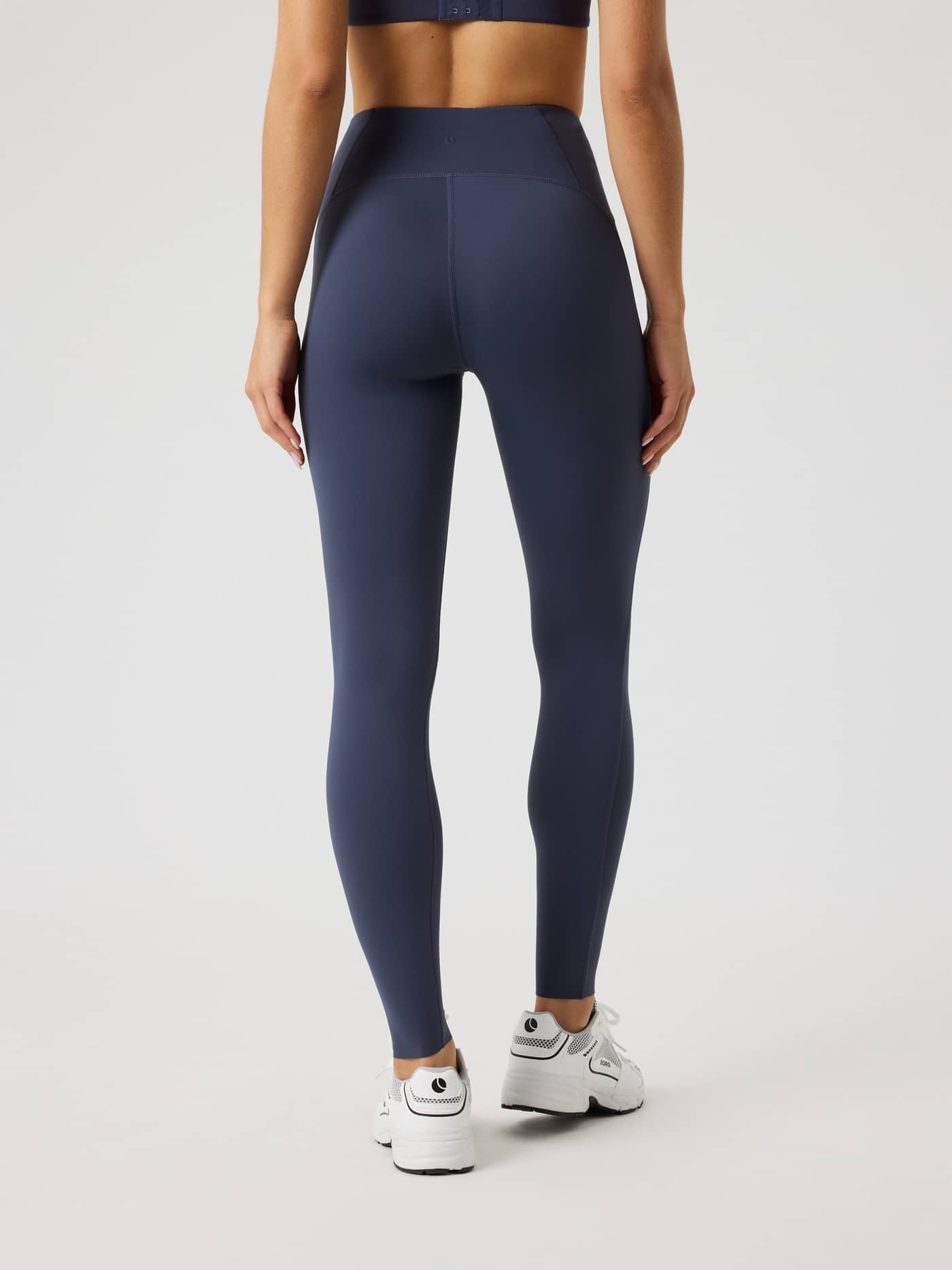 Borg Reform Tights in Odyssey Gray (Blauw), achteraanzicht met gevormde tailleband voor een strakke trainingspasvorm. - Image 4