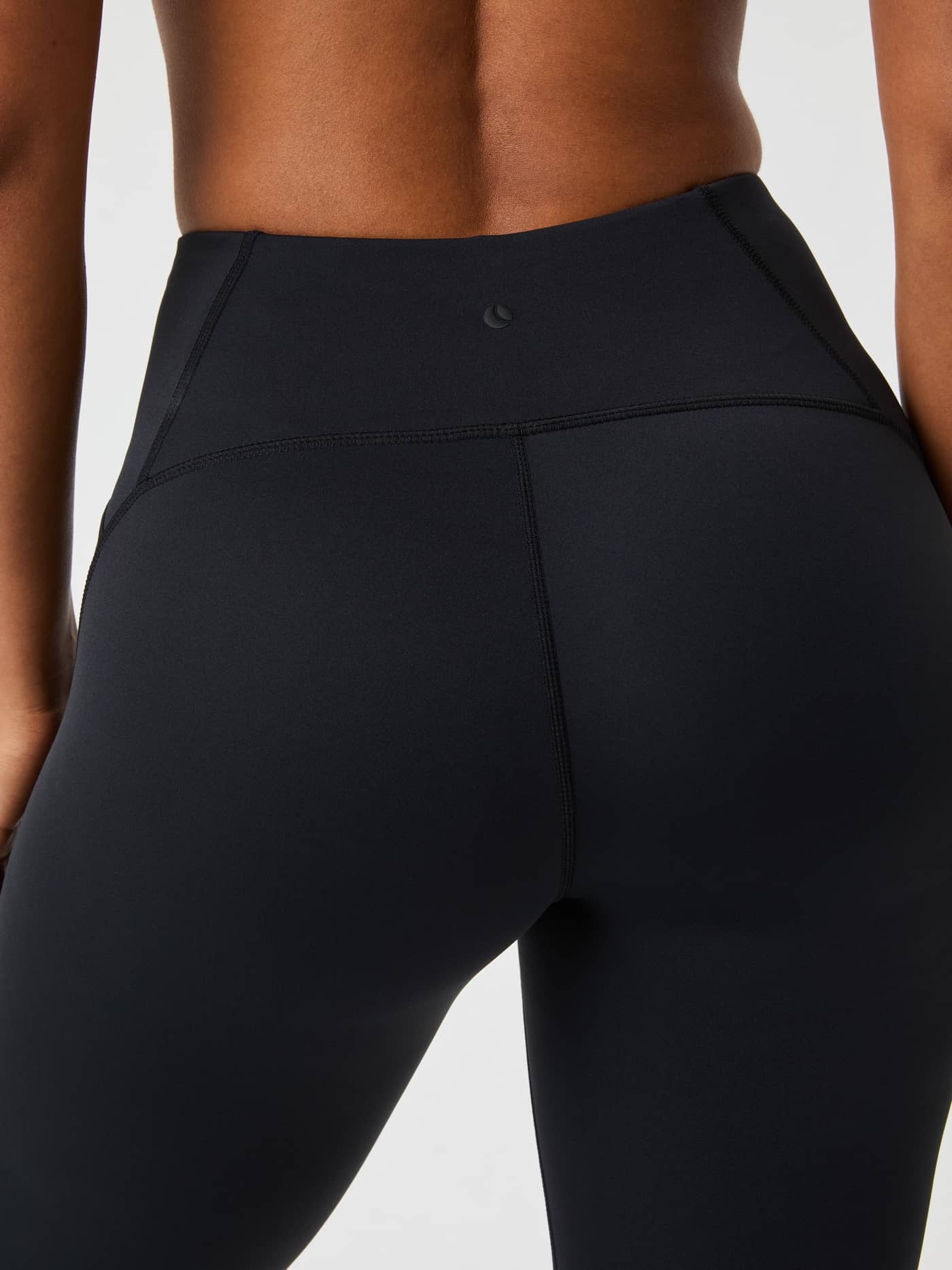 Borg Reform Tights i Black Beauty (Svart) sett bakfra, treningstights med høy midje og en liten, svart logo bak. - Image 4