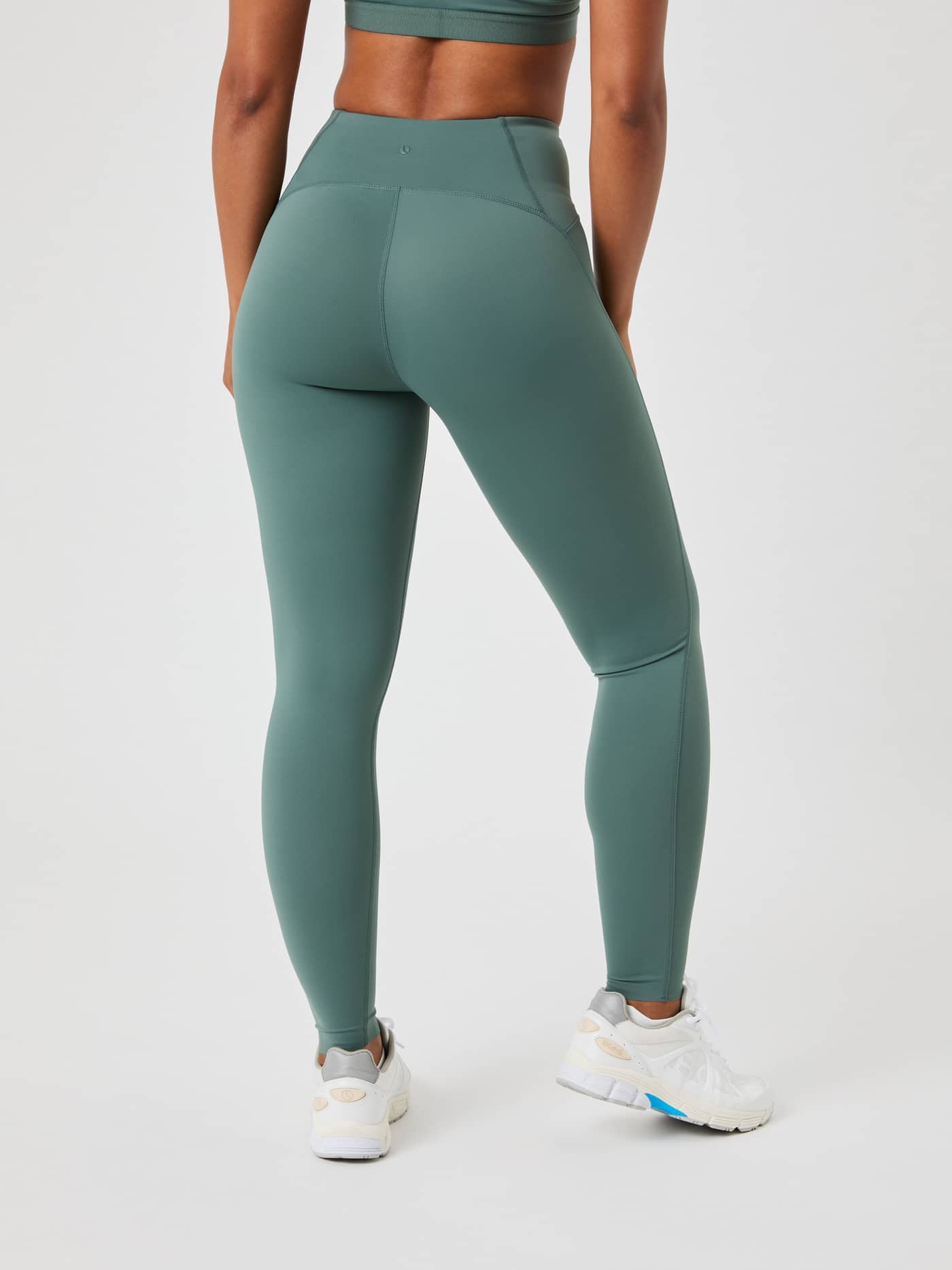 Bakside av Borg Reform Tights i Balsam Green (Grønn) med logo bak, høy midje og en flatterende treningspassform. - Image 3