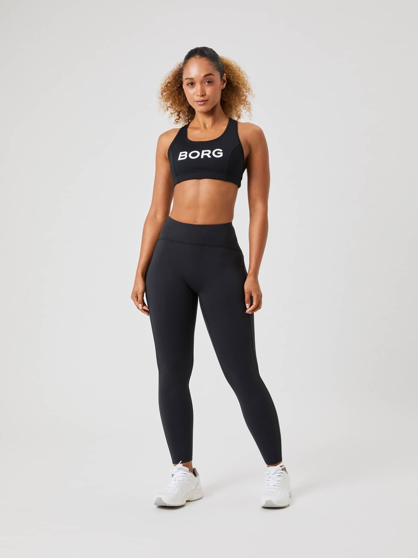 Borg Reform Tights i Black Beauty (Svart) til trening, sett forfra med hvit logo og matchende sports-BH. - Image 1