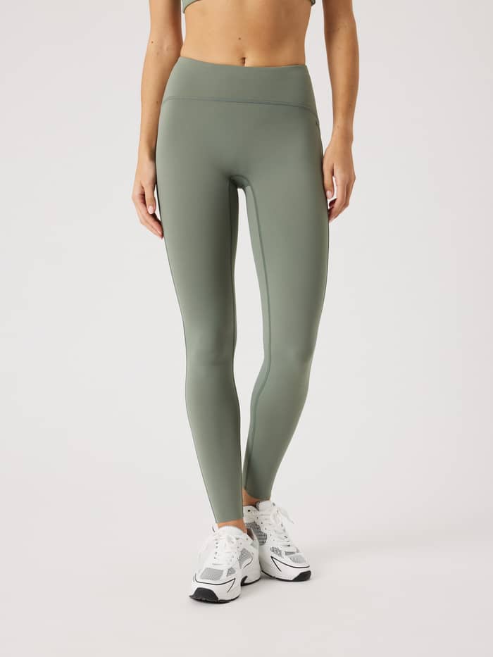 Vorderansicht eines Models in Borg Reform Tights in Agave Green (Grün) mit eleganter Passform für Style beim Training. - Image 2