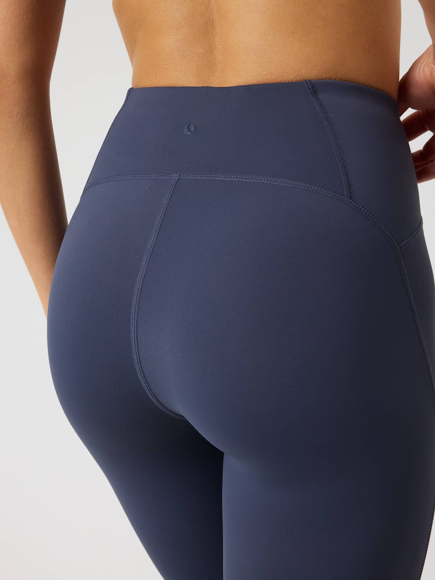 Borg Reform Tights in Odyssey Gray (Blauw), achteraanzicht met een hoge taille en tonaal bollogo voor training. - Image 3
