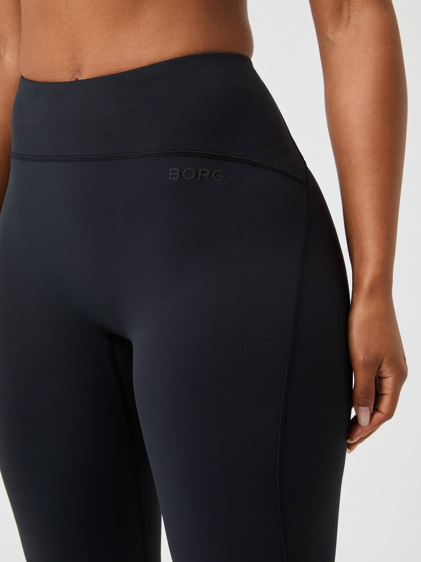 Nærbilde av høy linning på Borg Reform Tights i Black Beauty (Svart) til trening, med preget ton-i-ton logo. - Image 5