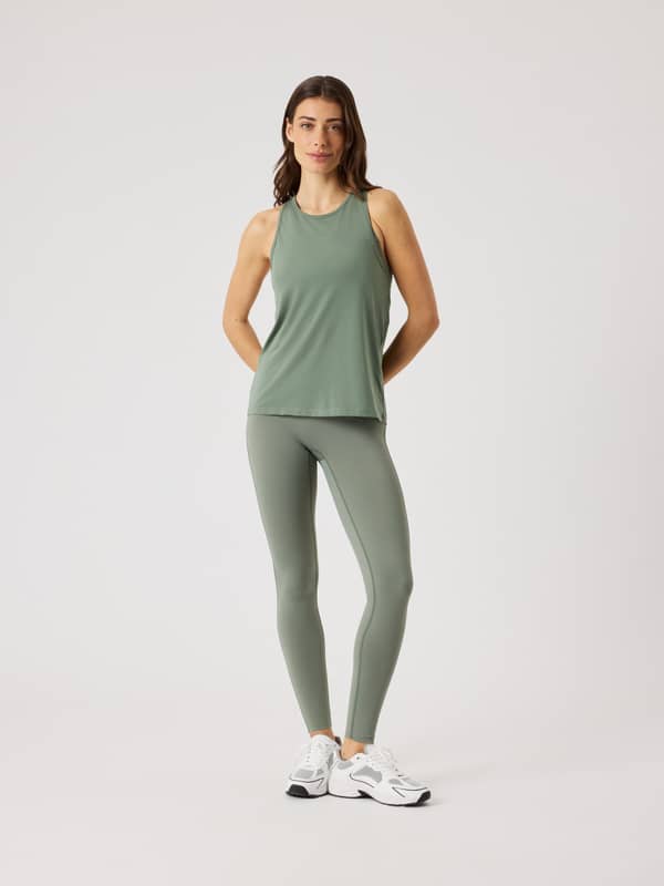 Borg Reform Tights i Agave Green (Grön) sedda framifrån i helfigur, funktionella träningsleggings med en smidig passform.
