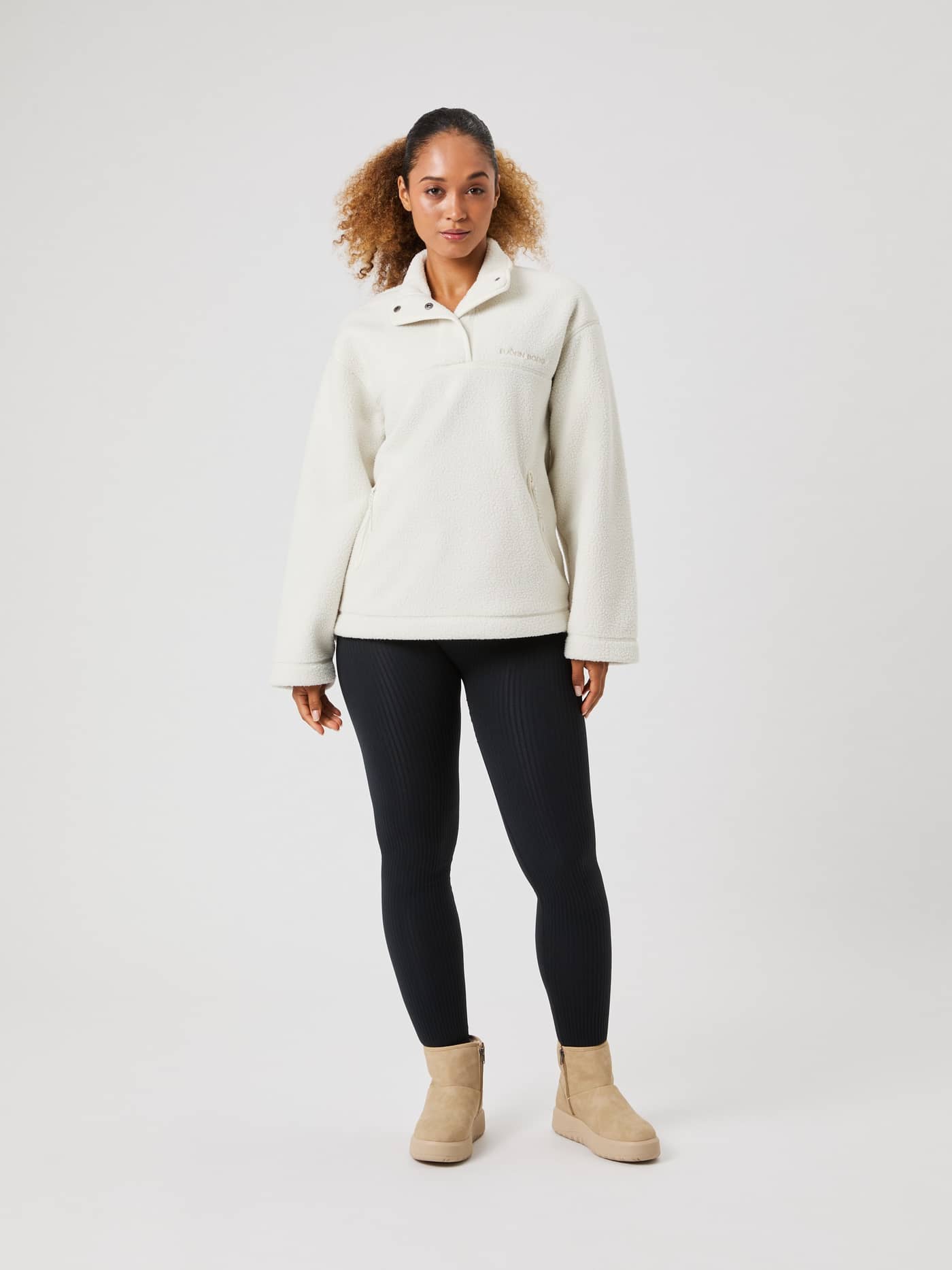 Vista frontal de cuerpo entero de una mujer con el Studio Pile Anorak en Tofu (Blanco) con un moderno ajuste extragrande. - Image 4