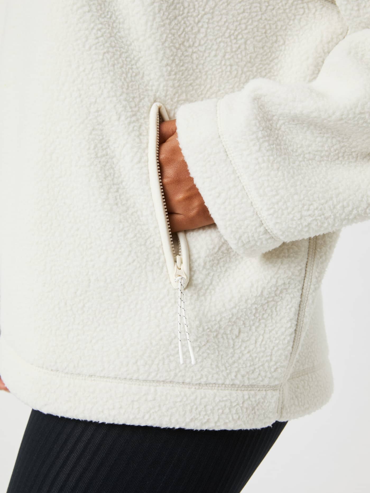 Primer plano del Studio Pile Anorak en Tofu (Blanco) con bolsillo con cremallera y una suave textura de pelo con estilo. - Image 6