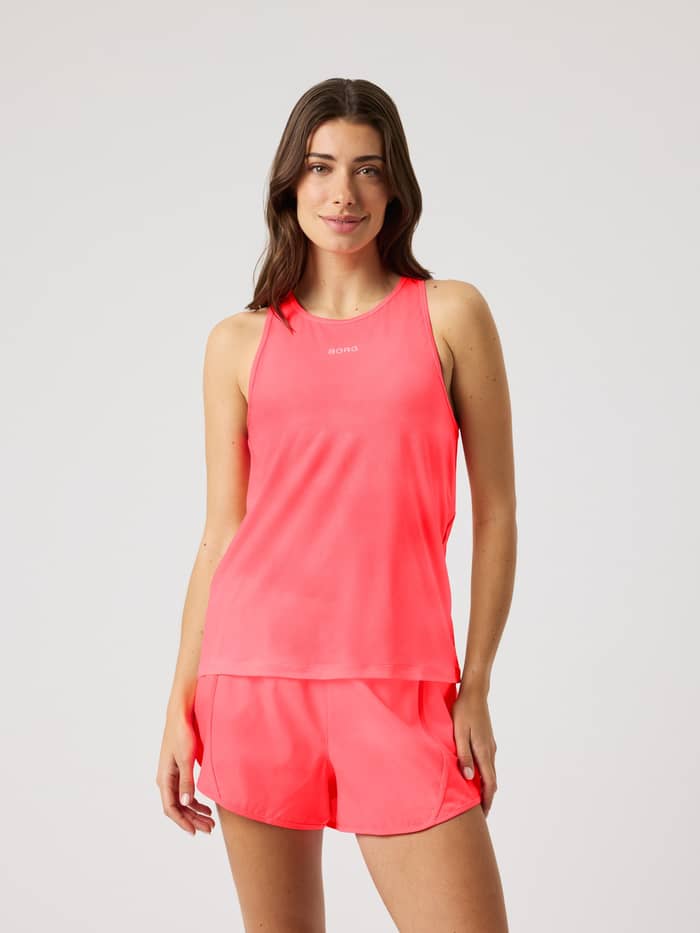 Vooraanzicht van de Borg Sports Tank Top in Diva Pink (Roze) met wit logo en een stijlvolle trainingspasvorm.