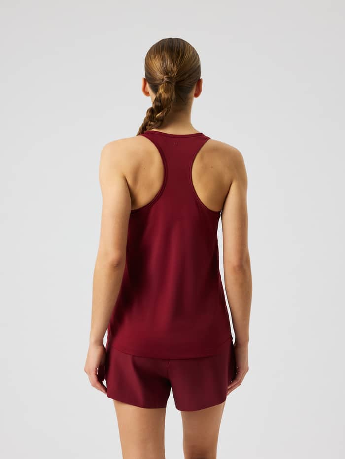 Achteraanzicht van de Borg Sports Tank Top in Cabernet (Rood) met de racerback en gedetailleerde naden.
