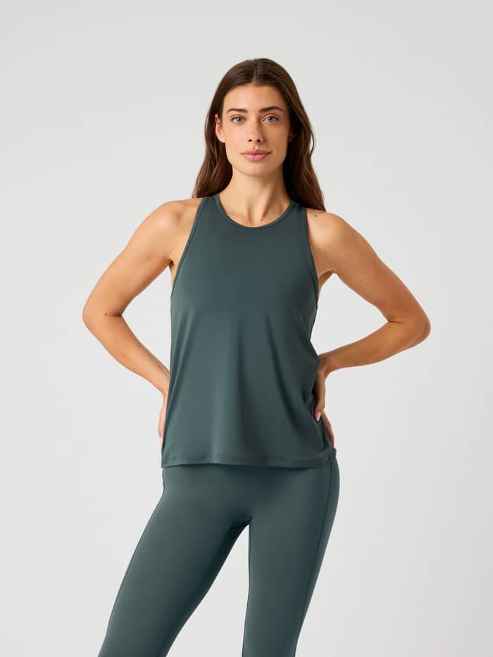 Modell sedd framifrån i Borg Sports Tank Top i Urban Chic (Grön) med ton-i-ton-logotyp och snygg passform för träning.