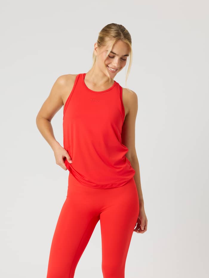 Vorderansicht einer Frau im Borg Sports Tank Top in Flame Scarlet (Rot), ideal für Training und Gym-Sessions.