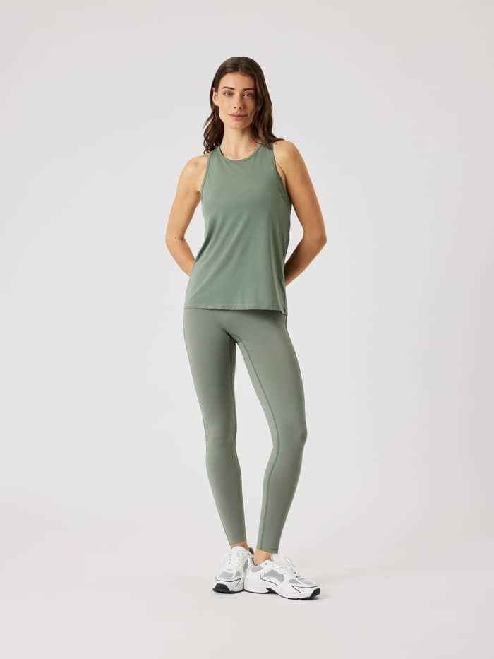 Vue de face d'une femme portant le Borg Sports Tank Top en Agave Green (Vert) pour une tenue d'entraînement ajustée. - Image 3