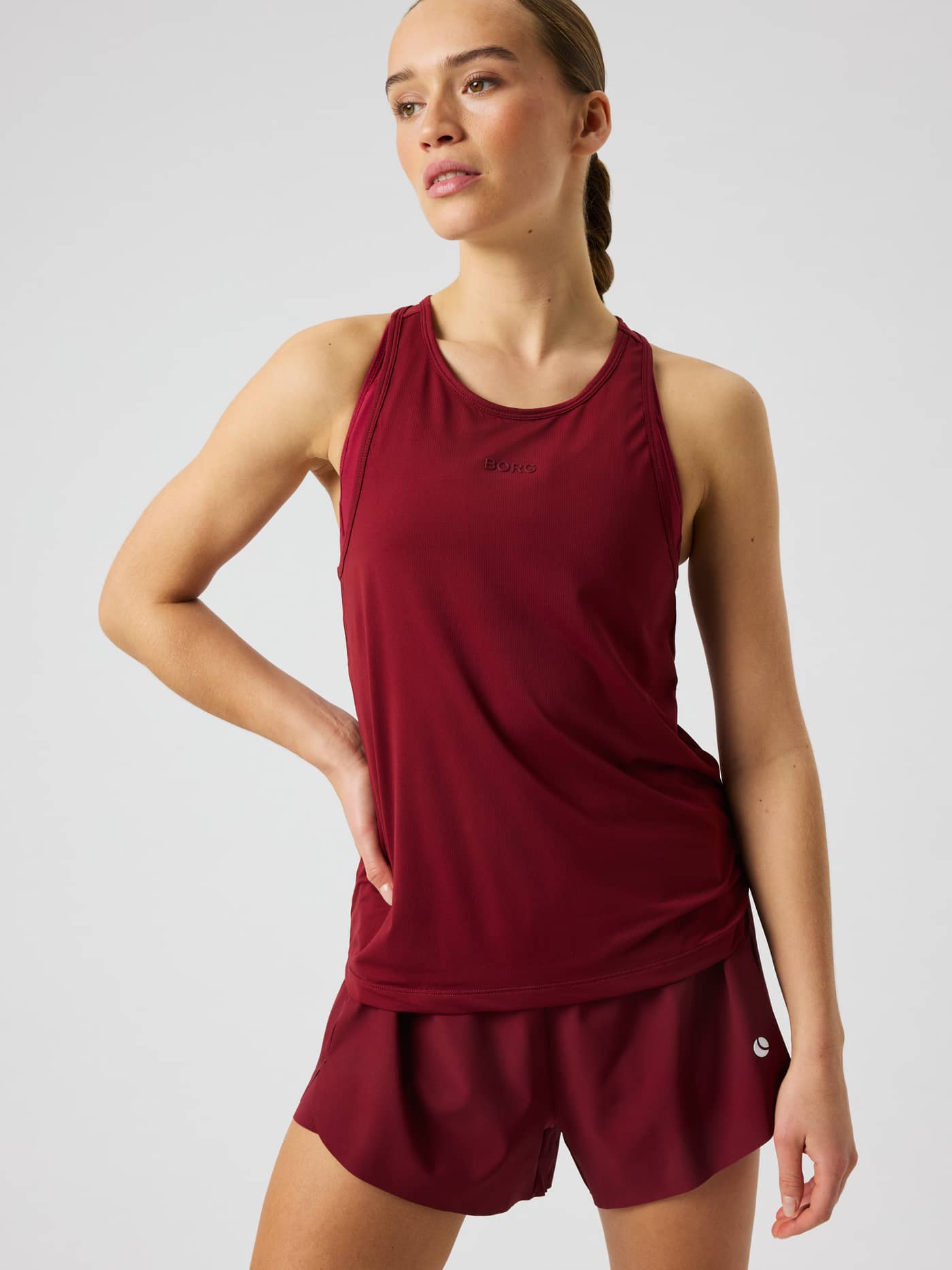 Frontbilde av Borg Sports Tank Top i Cabernet (rød) med tone-i-tone-logo på brystet. - Image 4