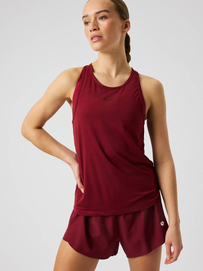 Vooraanzicht van de Borg Sports Tank Top in Cabernet (Rood) met een tone-on-tone logo op de borst.