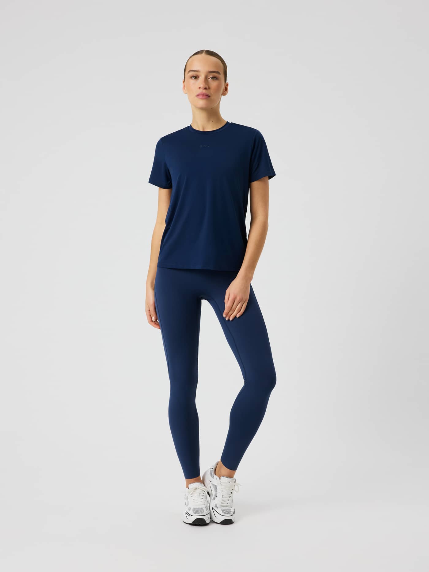 Volledig overzicht van het Borg Sports T-Shirt in Dress Blues (blauw) voor training. - Image 3