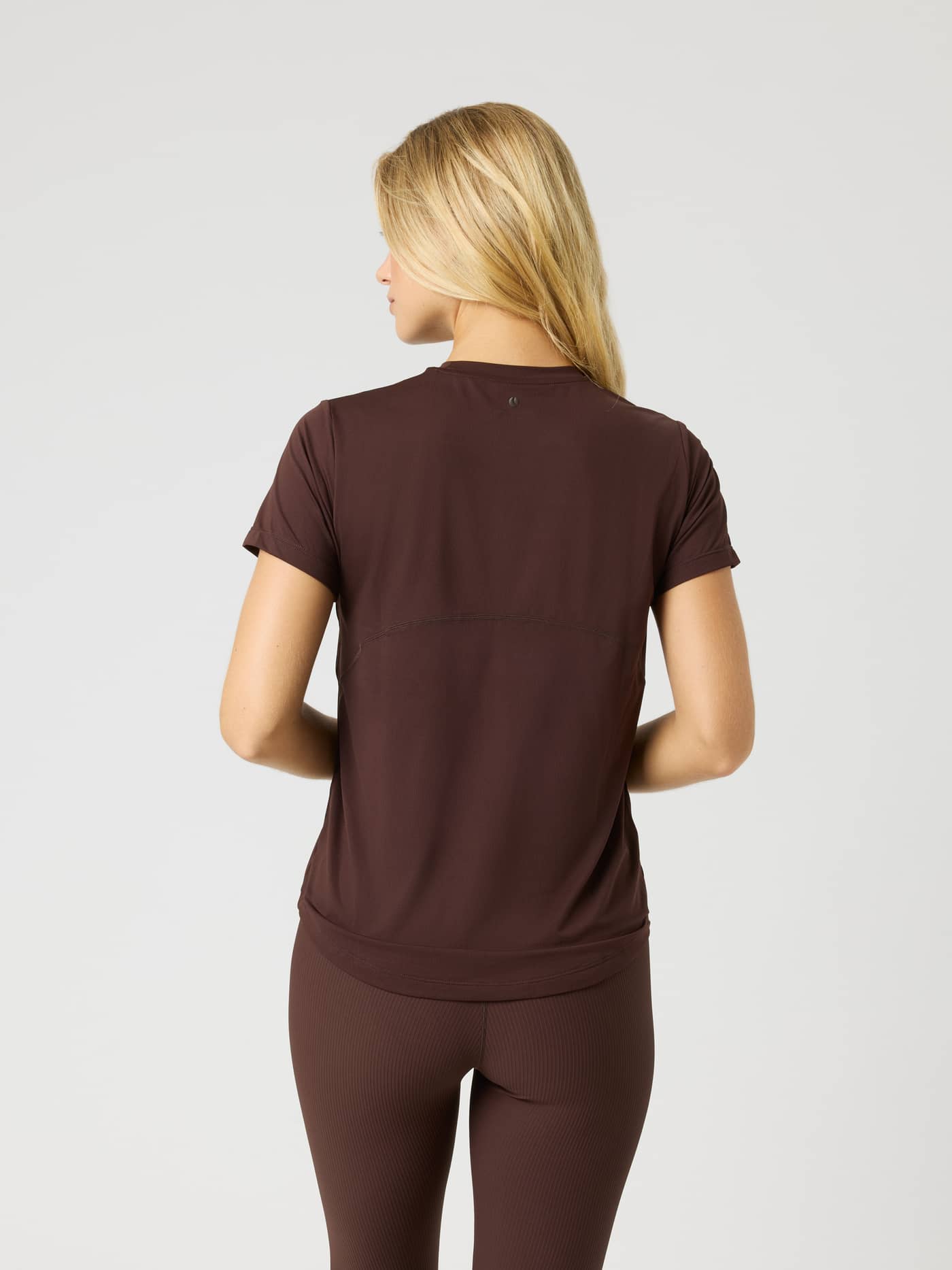 Borg Sports T-Shirt i Coffee Bean (Brun) set bagfra, en let træningstop med en stilfuld sømdetalje på ryggen. - Image 2