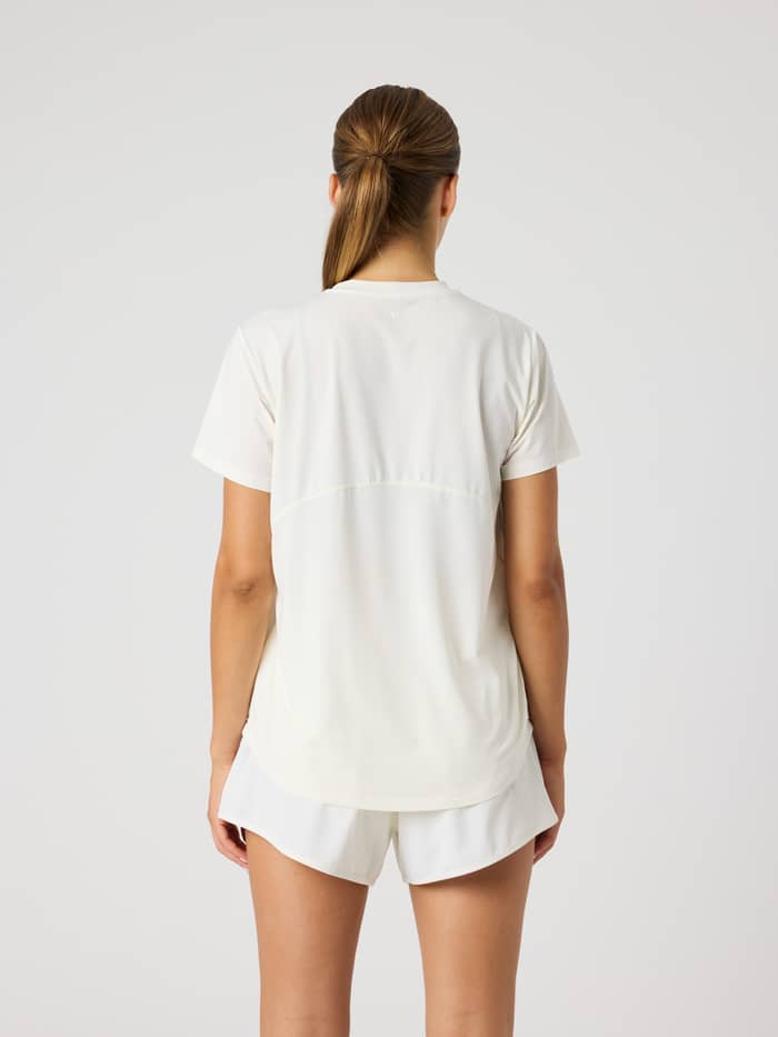 Achteraanzicht van het Borg Sports T-Shirt in Tofu (Wit) met een stijlvolle rugnaad en een pasvorm voor training. - Image 2